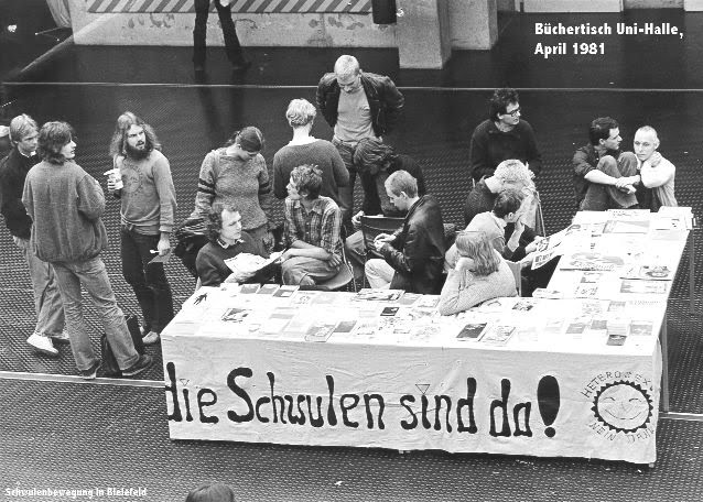 Ein Tisch mit Schwulenliteratur ist eine Initiative des Referats für Schwule an der Universität Halle, 1981