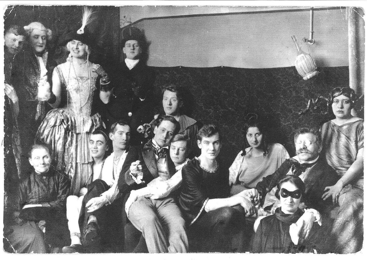 Магнус Хиршфельд (второй справа) на костюмированной вечеринке Института Сексологии. 1921 год Берлин | © Archiv der Magnus-Hirschfeld-Gesellschaft