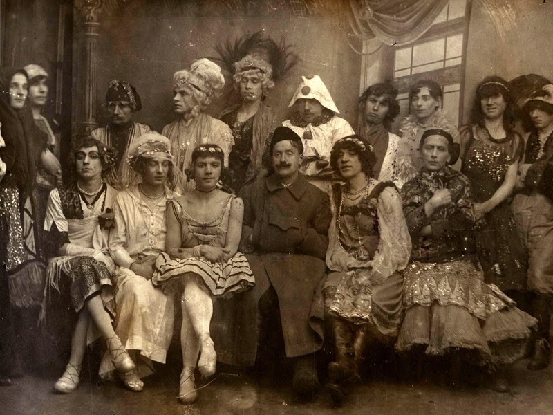 Участники инсценированной мужской свадьбы на частной квартире в Петрограде. 1921 год | © ЦГА СПб.